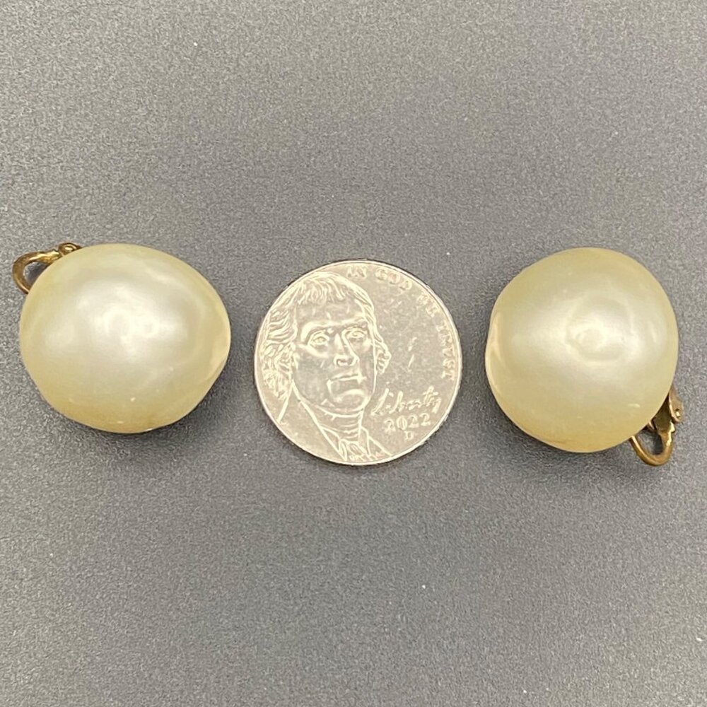 Signed Richelieu Vintage Pearlized Dome Clip On Earrings Gold Tone Mid Century - Picture 10 of 10